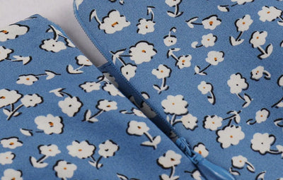 Vintage Blå Blusset Kjole Med Hvite Blomster