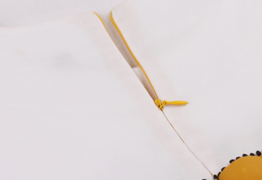 Pen Gul Og Hvit Kjole Vintage Design