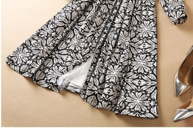 40-Talls Svarte Blomsterkjole