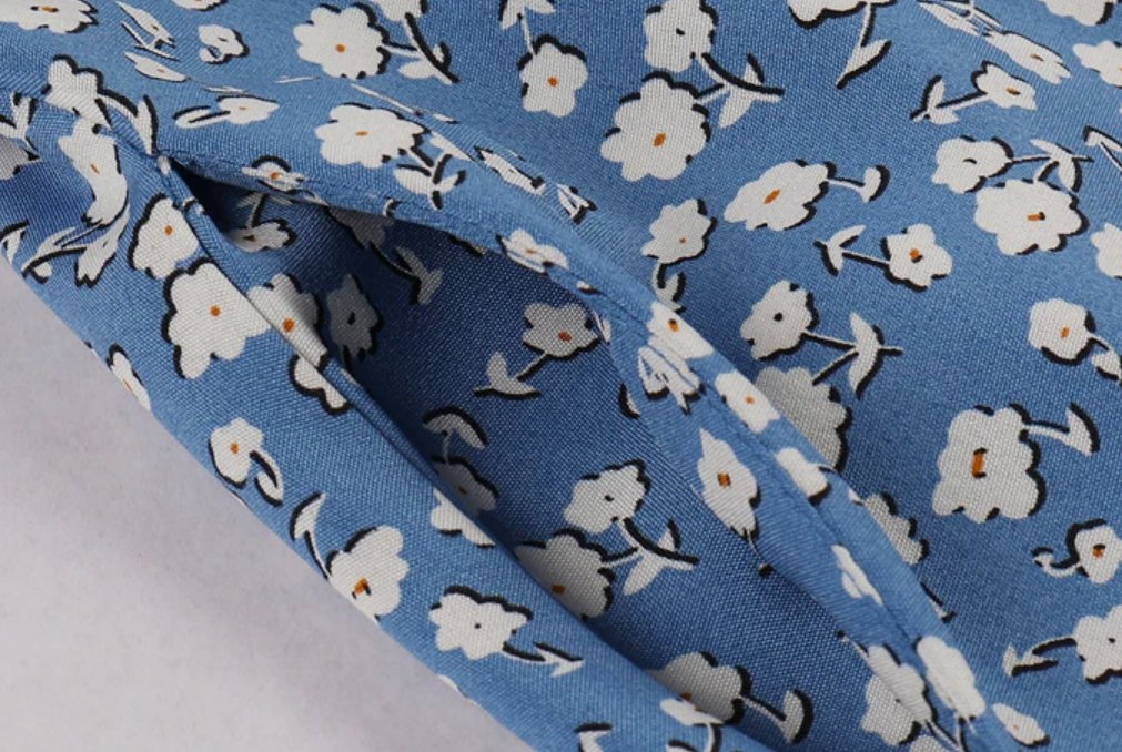 Vintage Blå Blusset Kjole Med Hvite Blomster